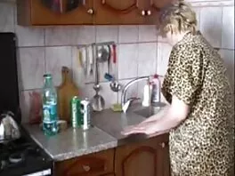 ორი მშვენიერი გარეგნობის ლეზი თამაშობს მათ ვირებთან ერთად