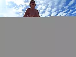 ორი დიდი ძუკნა ჩხირები იხრჩობა დიდ დიკზე