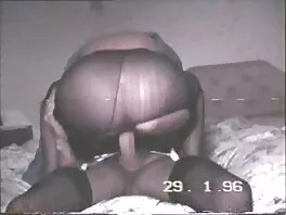 მუქი haired MILF იღებს დიდი dick up მისი bum