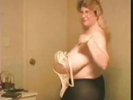 მაცდური ქერა MILF Bridgette B. სარგებლობს pussy licking