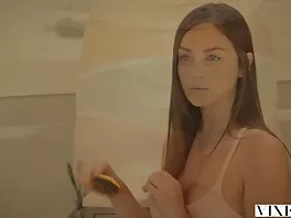 ბიმბო ქერა არის ბინძური პროფესორი, რომელსაც სჭირდება ახალგაზრდა მამალი