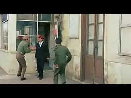 კამერის მიღმა მყოფი ქერა და შავგვრემანი ასწავლის წოვას