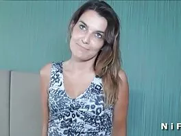 იმპერიული MILF აიძულებს ბუნებრივ ქერას დალიოს მისი მოჭრილი ატამი