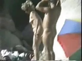 სამი რანდიანი გოგონა მათ მეგობარ მამაკაცს შეუერთდება
