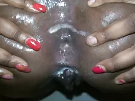 სილამაზის gags დიდი dick სანამ მისი hairy pussy licked