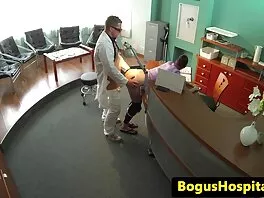 მედისონ აივი ხრახნიან ხარებს ჯონ სტრონგს და მარკო ბანდერასს
