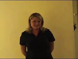 ლესბოსური ვიდეო ბრწყინვალე შავგვრემანი და ქერათ, რომლებიც მაკრატლით ტკბებიან