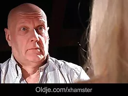 კაშკაშა ქერა ყლაპავს ურჩხულის მამალს, სანამ არ დაიწვებიან