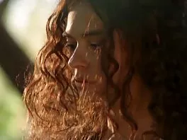 გაი გაშლილი დედის ფეხებს და მის ვარდისფერ ფისოს ეხება