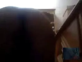 ვნებიანი წყვილი დივანზე მყარ სექსს ატარებს