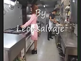შავგვრემანი ცხენის კუდით თეანა ტრამპი ახარებს თავის ახალგაზრდა პარტნიორს