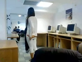 გამხდარი წითური თინეიჯერი იკრიბება და ტელეფონით იღებს მას