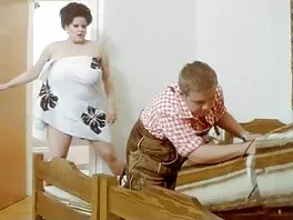 ებინური კატის სახელად ეშლი პინკი თეთრკანიანი ბიჭებით ხვდება