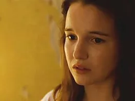 Busty, horny ქერა უყვარს როდესაც dick ეშვება ქვემოთ მისი ძუძუები