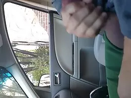 შავ თეთრეულში იყო დაფარული და შავ დივანზე იჯდა