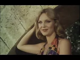 ტატუირებული მეძავი იძახის და თითებს უყრის თავის შეყვარებულს