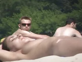 Petite teen მოდელი იღებს მყარი მამალი up მისი twat